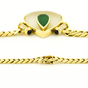 Collar en Oro de 18k y Colgante con Esmeralda de 4 ct. Talla pera, 24 Diamantes talla Brillante de 0,60 ct. y 4 Zafiros cabujón.