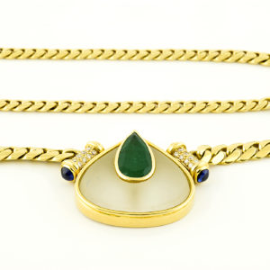 Collar en Oro de 18k y Colgante con Esmeralda de 4 ct. Talla pera, 24 Diamantes talla Brillante de 0,60 ct. y 4 Zafiros cabujón.