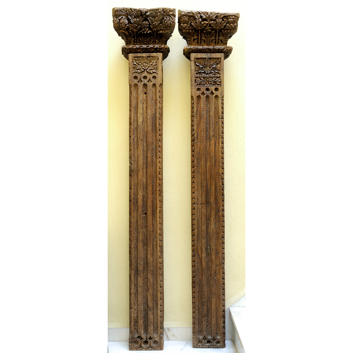 WOODEN COLUMNS WITH CAPITEL