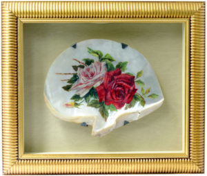 CONCHA DE NÁCAR CON ROSAS PINTADAS AL OLEO