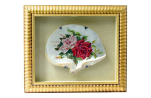 CONCHA DE NÁCAR CON ROSAS PINTADAS AL OLEO