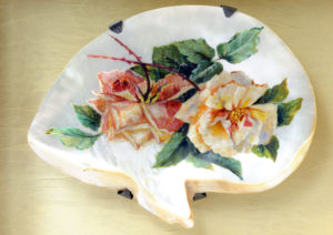 CONCHA DE NÁCAR CON ROSAS PINTADAS AL OLEO