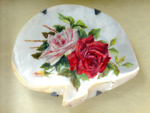 CONCHA DE NÁCAR CON ROSAS PINTADAS AL OLEO