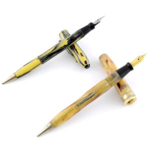 Conjunto de 2 yumbos, plumas estilográficas y lapiceros, antiguos. Marca STRATFORD y marca ACCURATE.