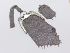 Conjunto de Bolso y Monedero Artesanal, en Plata del Ley. Siglo XIX.