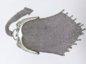 Conjunto de Bolso y Monedero Artesanal, en Plata del Ley. Siglo XIX.