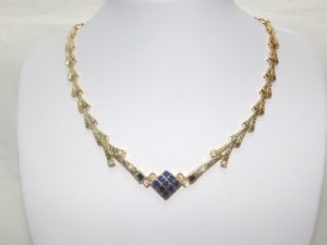 Conjunto de Collar y Brazalete en Oro, con eslabones en V, y rombo central cuajado de "blue strass" y circonitas.