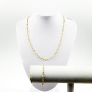Conjunto de collar y pulsera en oro de 18k. Con eslabones calados.