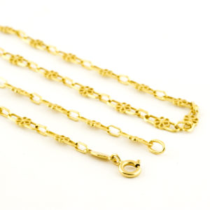 Conjunto de collar y pulsera en oro de 18k. Con eslabones calados.