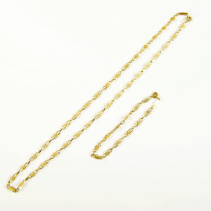 Conjunto de collar y pulsera en oro de 18k. Con eslabones calados.