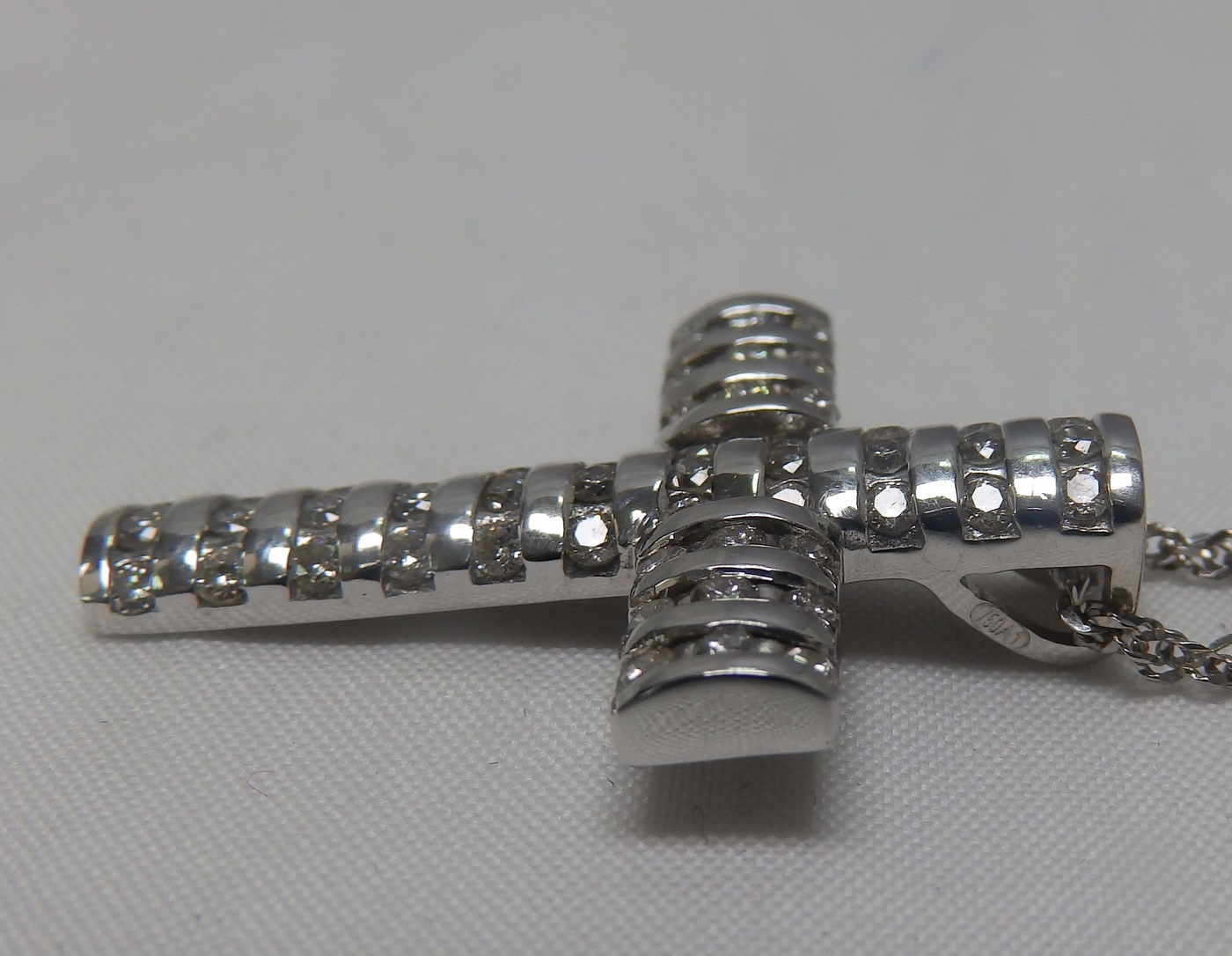 Conjunto de Cordón fino y Cruz Latina en Oro Blanco, con 51 Diamantes Talla Brillante de 1,20 ct. Conjunto de Cordón fino y Cruz Latina en Oro Blanco, con 51 Diamantes Talla Brillante de 1,20 ct.