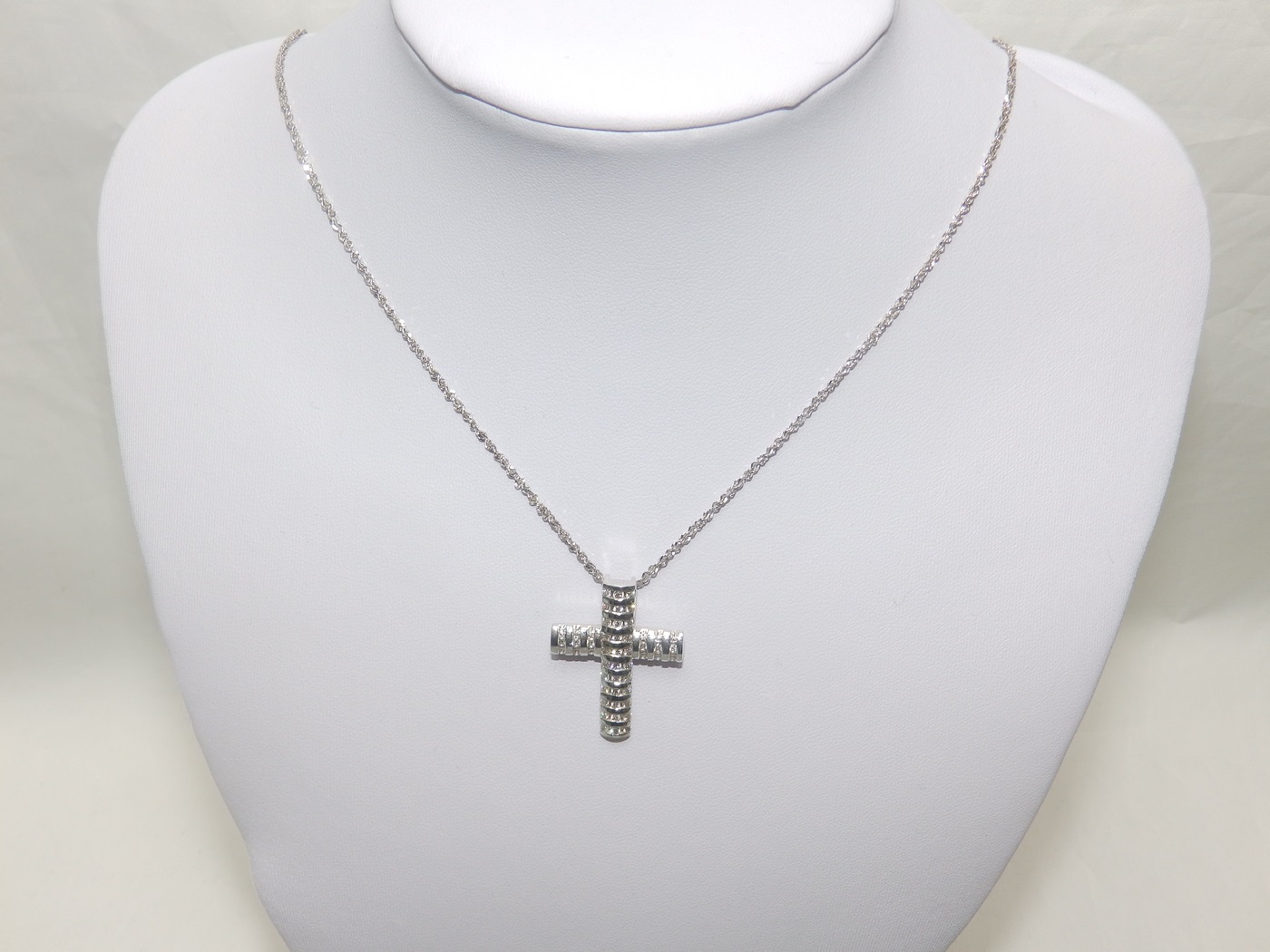 Conjunto de Cordón fino y Cruz Latina en Oro Blanco, con 51 Diamantes Talla Brillante de 1,20 ct. Conjunto de Cordón fino y Cruz Latina en Oro Blanco, con 51 Diamantes Talla Brillante de 1,20 ct.