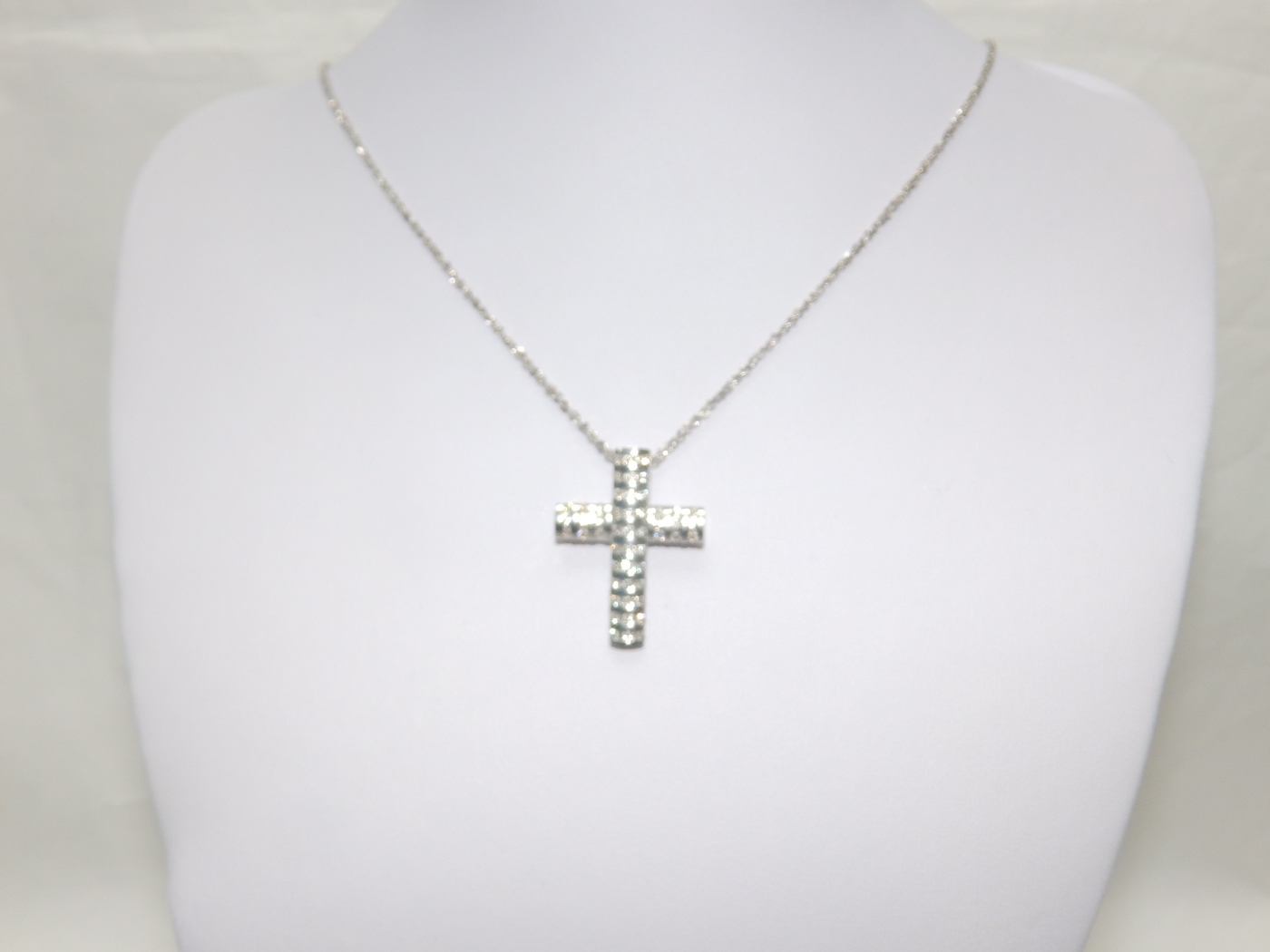 Conjunto de Cordón fino y Cruz Latina en Oro Blanco, con 51 Diamantes Talla Brillante de 1,20 ct. Conjunto de Cordón fino y Cruz Latina en Oro Blanco, con 51 Diamantes Talla Brillante de 1,20 ct.