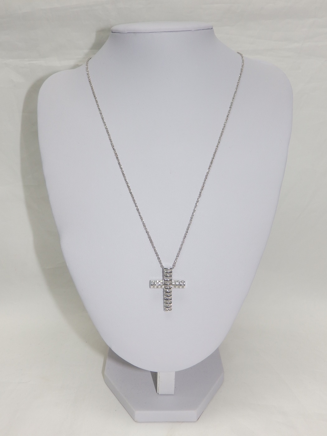Conjunto de Cordón fino y Cruz Latina en Oro Blanco, con 51 Diamantes Talla Brillante de 1,20 ct. Conjunto de Cordón fino y Cruz Latina en Oro Blanco, con 51 Diamantes Talla Brillante de 1,20 ct.