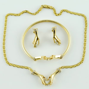 Conjunto de Pulsera, Collar y Pendientes en Oro de 18k, con 4 Diamantes talla Corazón de 0,83 ct. (K-L/SI1-SI2) y 38 diamantes, talla Brillante de 0,57 ct. (H-I/SI). Certificado IGE