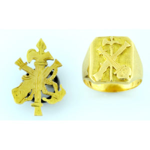 Conjunto de Sortija y Escudo de Solapa con emblemas de la Legión Española.Oro de 18k. 10,75 gr.