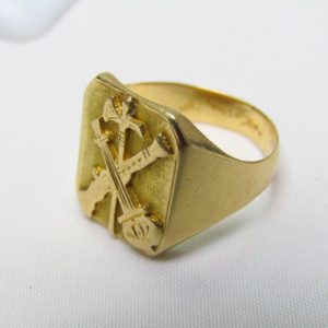 Conjunto de Sortija y Escudo de Solapa con emblemas de la Legión Española.Oro de 18k. 10,75 gr.