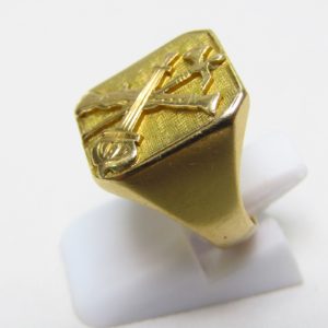 Conjunto de Sortija y Escudo de Solapa con emblemas de la Legión Española.Oro de 18k. 10,75 gr.