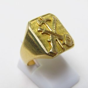 Conjunto de Sortija y Escudo de Solapa con emblemas de la Legión Española.Oro de 18k. 10,75 gr.