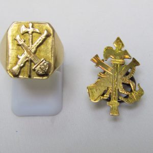 Conjunto de Sortija y Escudo de Solapa con emblemas de la Legión Española.Oro de 18k. 10,75 gr.