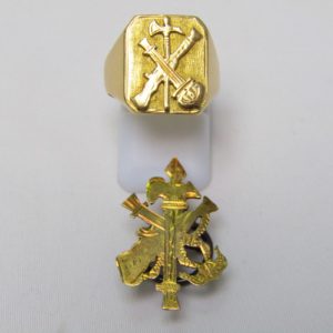 Conjunto de Sortija y Escudo de Solapa con emblemas de la Legión Española.Oro de 18k. 10,75 gr.