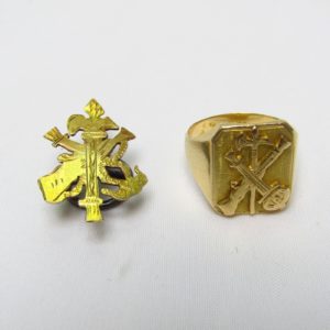 Conjunto de Sortija y Escudo de Solapa con emblemas de la Legión Española.Oro de 18k. 10,75 gr.