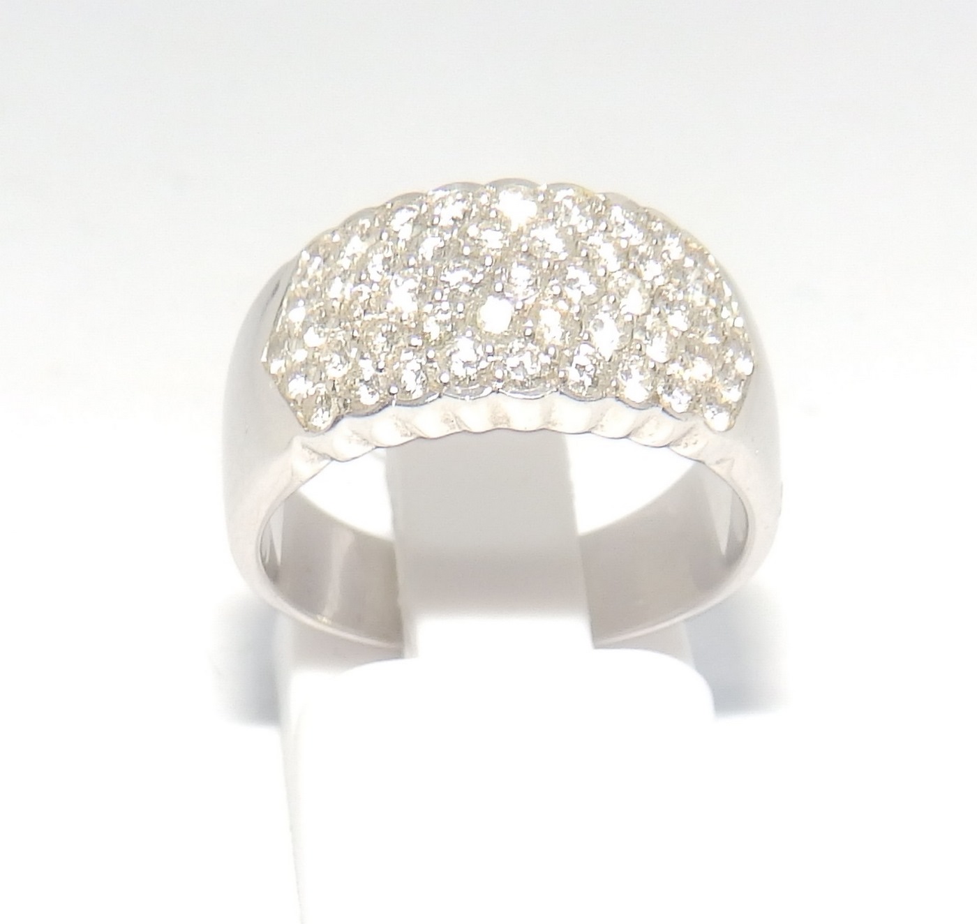 Conjunto de Sortija y Pendientes en Oro Blanco con 143 Diamantes talla Brillante de 3,50 ct. Color, H-I. Pureza, VS1-VS2. Conjunto de Sortija y Pendientes en Oro Blanco con 143 Diamantes talla Brillante de 3,50 ct. Color, H-I. Pureza, VS1-VS2.