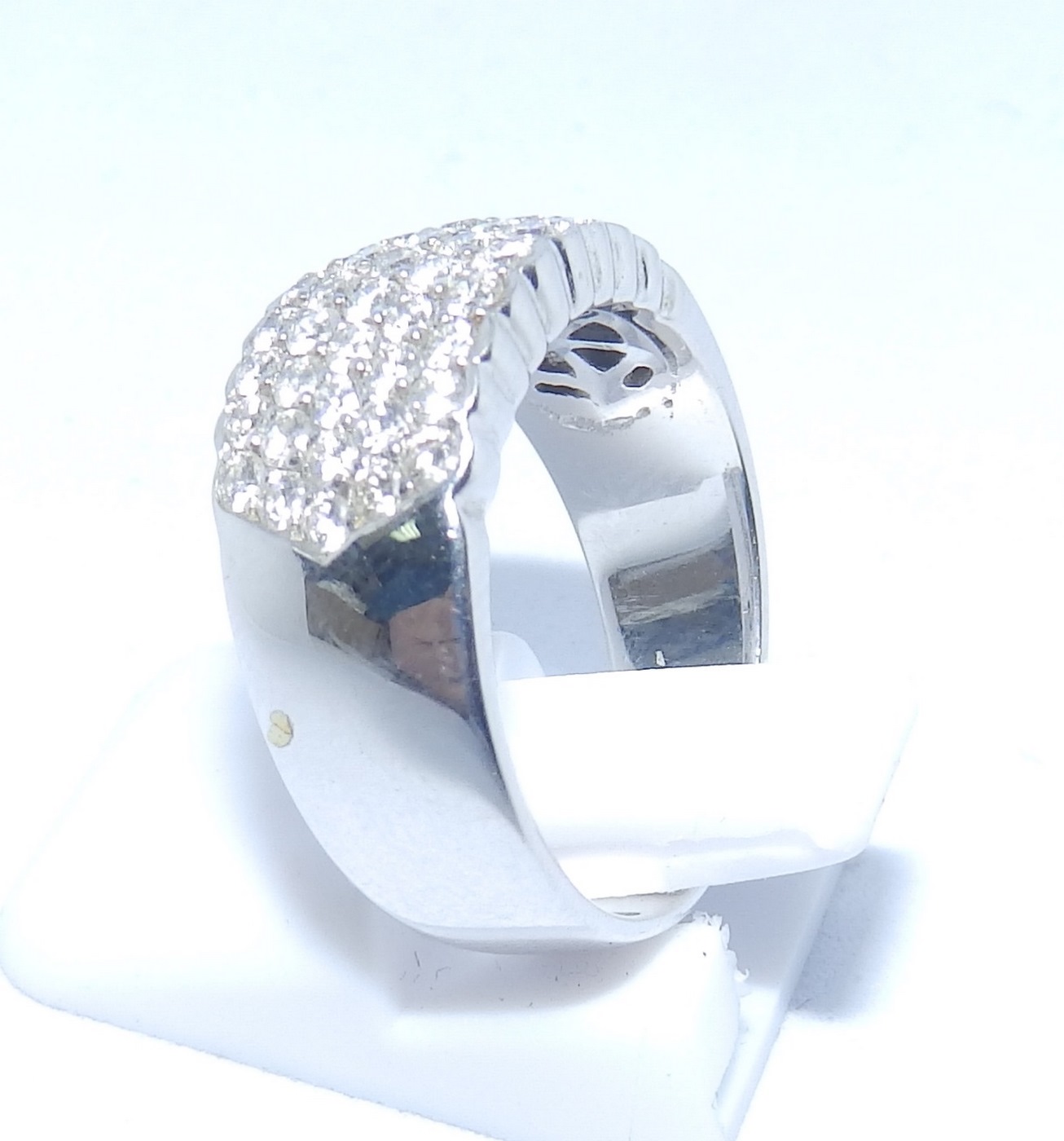 Conjunto de Sortija y Pendientes en Oro Blanco con 143 Diamantes talla Brillante de 3,50 ct. Color, H-I. Pureza, VS1-VS2. Conjunto de Sortija y Pendientes en Oro Blanco con 143 Diamantes talla Brillante de 3,50 ct. Color, H-I. Pureza, VS1-VS2.