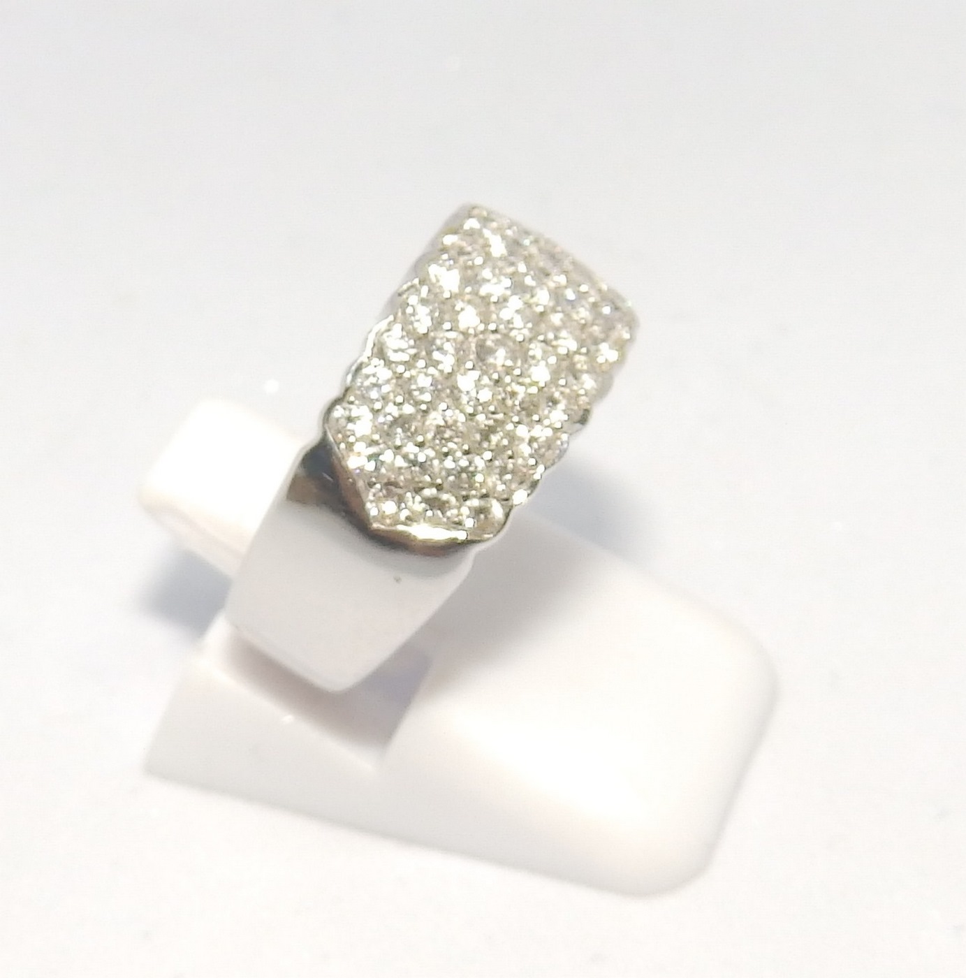Conjunto de Sortija y Pendientes en Oro Blanco con 143 Diamantes talla Brillante de 3,50 ct. Color, H-I. Pureza, VS1-VS2. Conjunto de Sortija y Pendientes en Oro Blanco con 143 Diamantes talla Brillante de 3,50 ct. Color, H-I. Pureza, VS1-VS2.