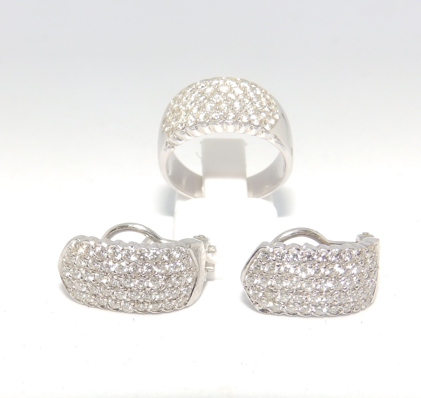 Conjunto de Sortija y Pendientes en Oro Blanco con 143 Diamantes talla Brillante de 3,50 ct. Color, H-I. Pureza, VS1-VS2.