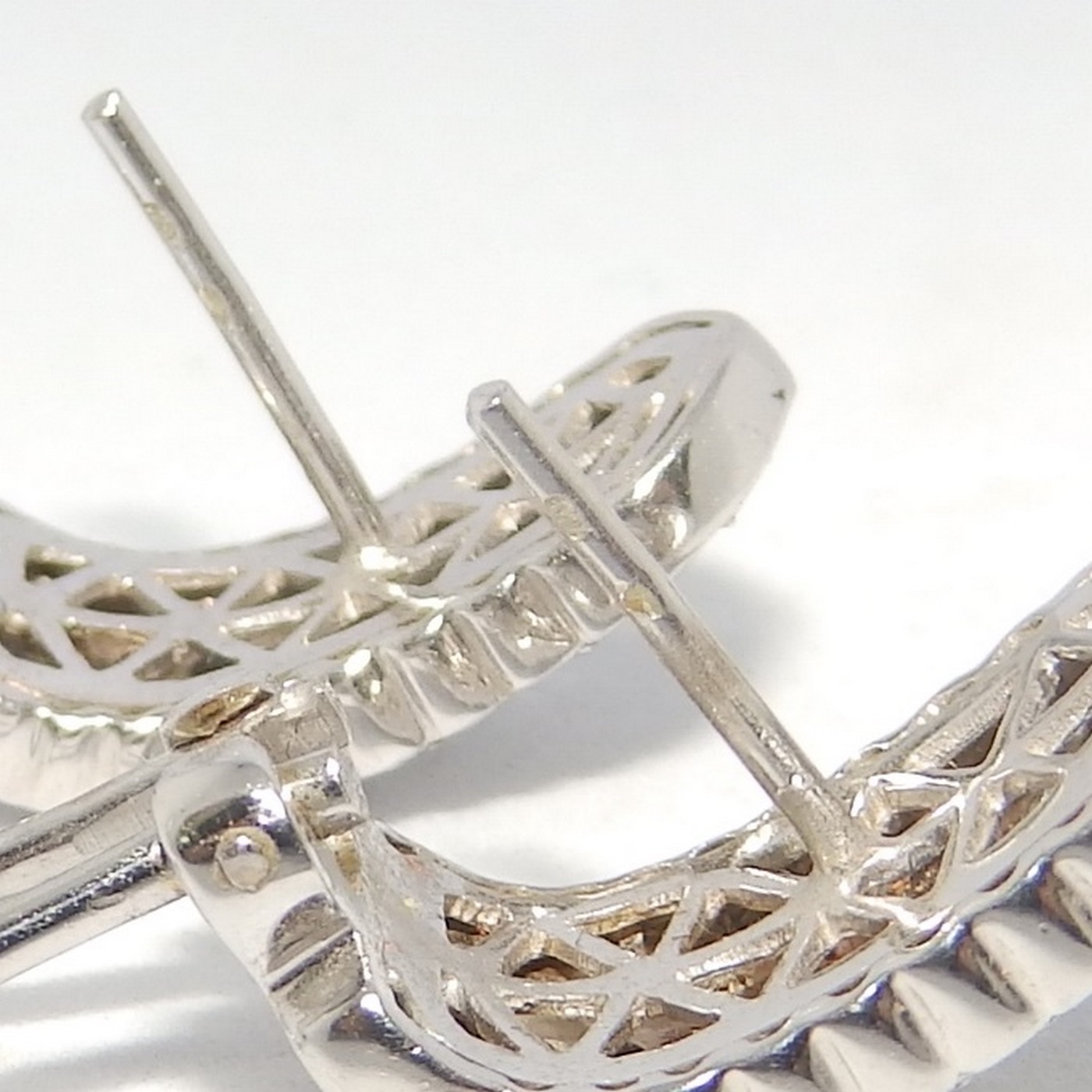 Conjunto de Sortija y Pendientes en Oro Blanco con 143 Diamantes talla Brillante de 3,50 ct. Color, H-I. Pureza, VS1-VS2. Conjunto de Sortija y Pendientes en Oro Blanco con 143 Diamantes talla Brillante de 3,50 ct. Color, H-I. Pureza, VS1-VS2.