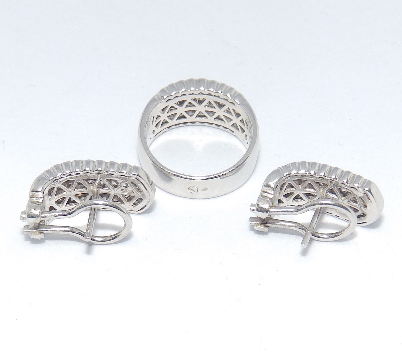Conjunto de Sortija y Pendientes en Oro Blanco con 143 Diamantes talla Brillante de 3,50 ct. Color, H-I. Pureza, VS1-VS2. Conjunto de Sortija y Pendientes en Oro Blanco con 143 Diamantes talla Brillante de 3,50 ct. Color, H-I. Pureza, VS1-VS2.