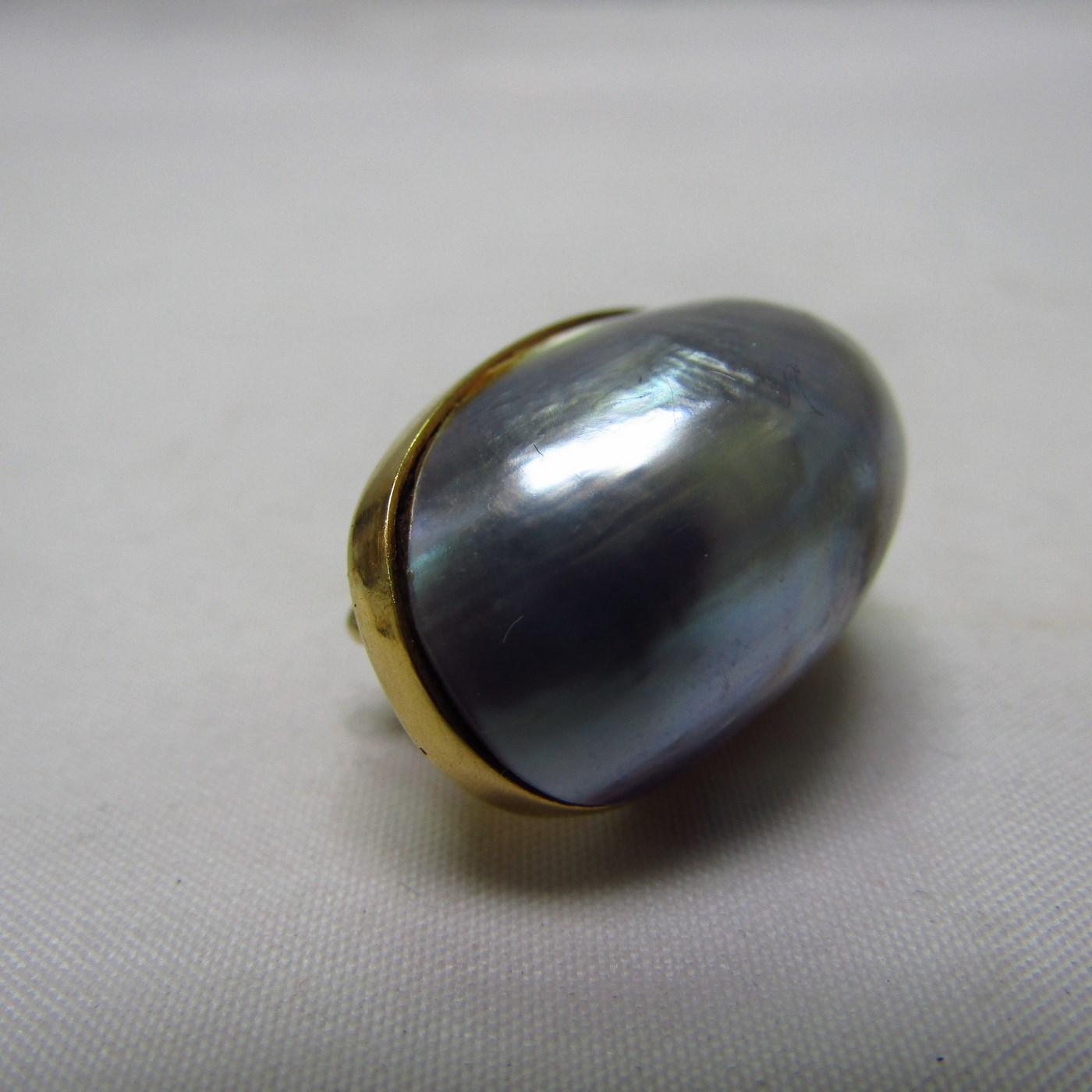 Conjunto de Sortija y Pendientes Ovales en Oro de 18k y perlas japonesas. Conjunto de Sortija y Pendientes Ovales en Oro de 18k y perlas japonesas.