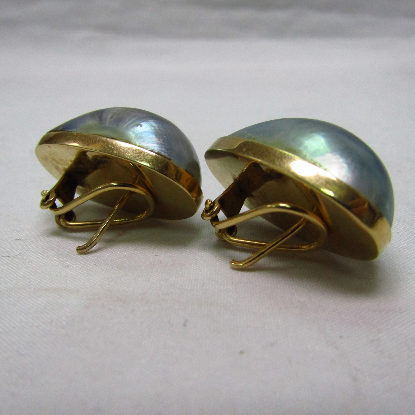 Conjunto de Sortija y Pendientes Ovales en Oro de 18k y perlas japonesas. Conjunto de Sortija y Pendientes Ovales en Oro de 18k y perlas japonesas.