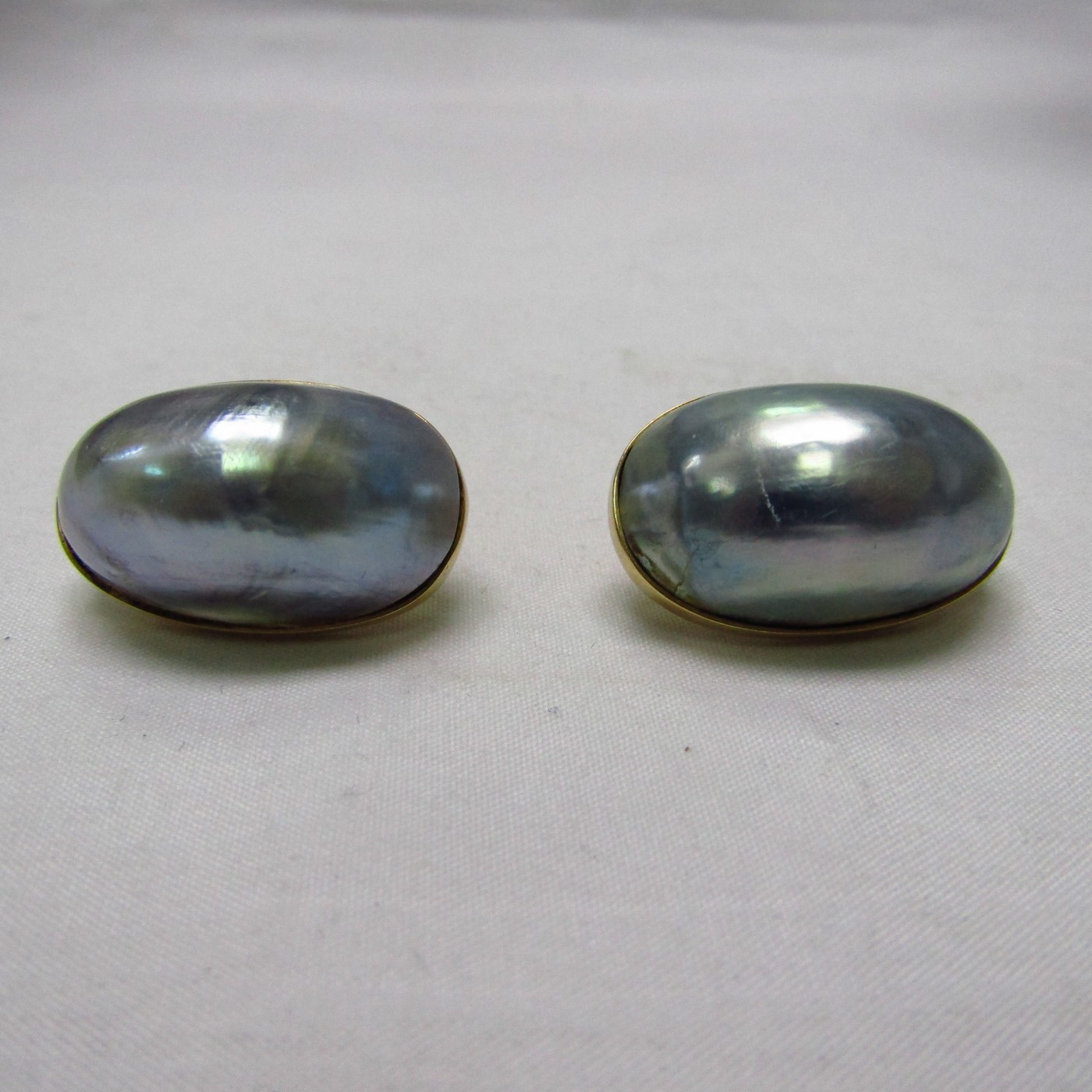 Conjunto de Sortija y Pendientes Ovales en Oro de 18k y perlas japonesas. Conjunto de Sortija y Pendientes Ovales en Oro de 18k y perlas japonesas.