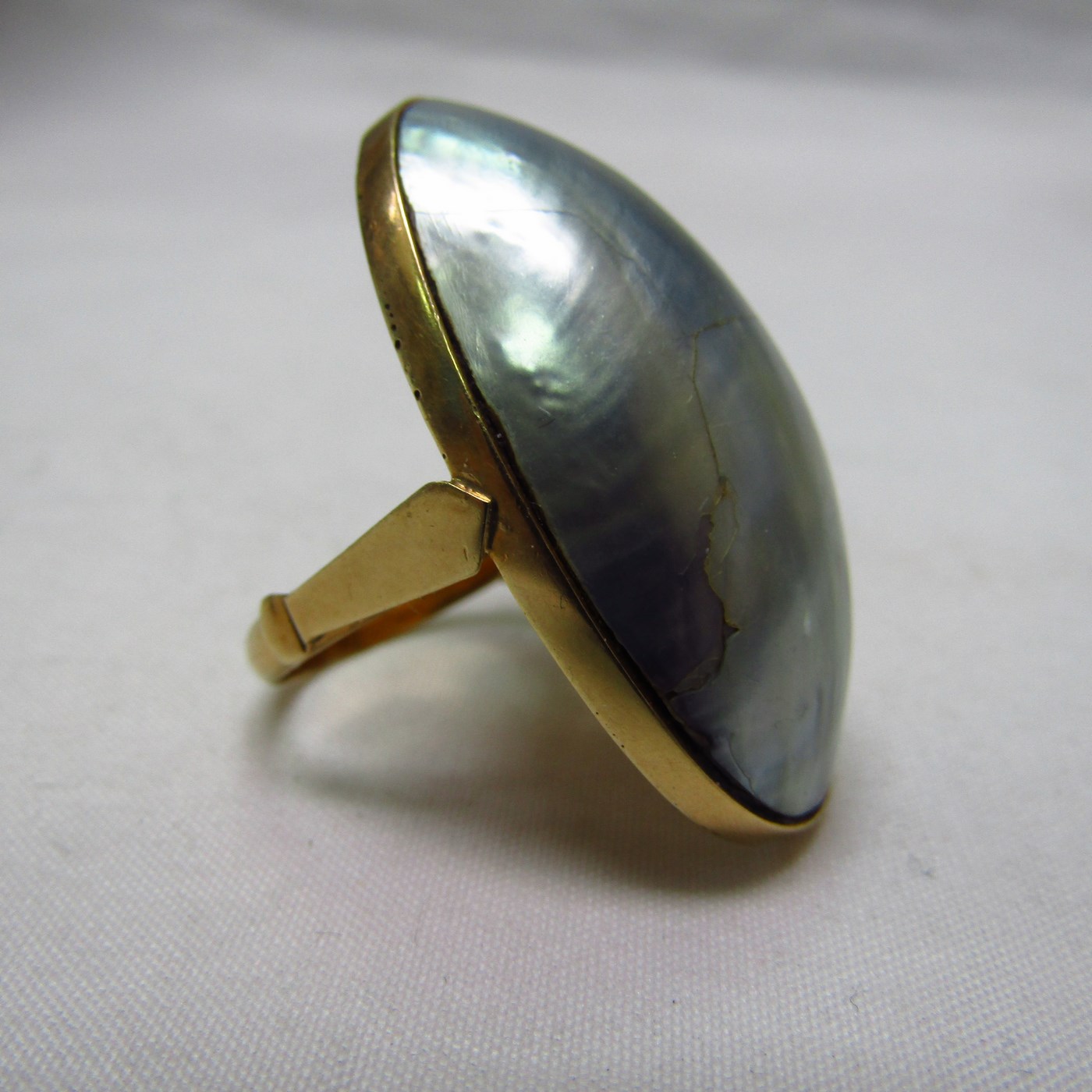 Conjunto de Sortija y Pendientes Ovales en Oro de 18k y perlas japonesas. Conjunto de Sortija y Pendientes Ovales en Oro de 18k y perlas japonesas.