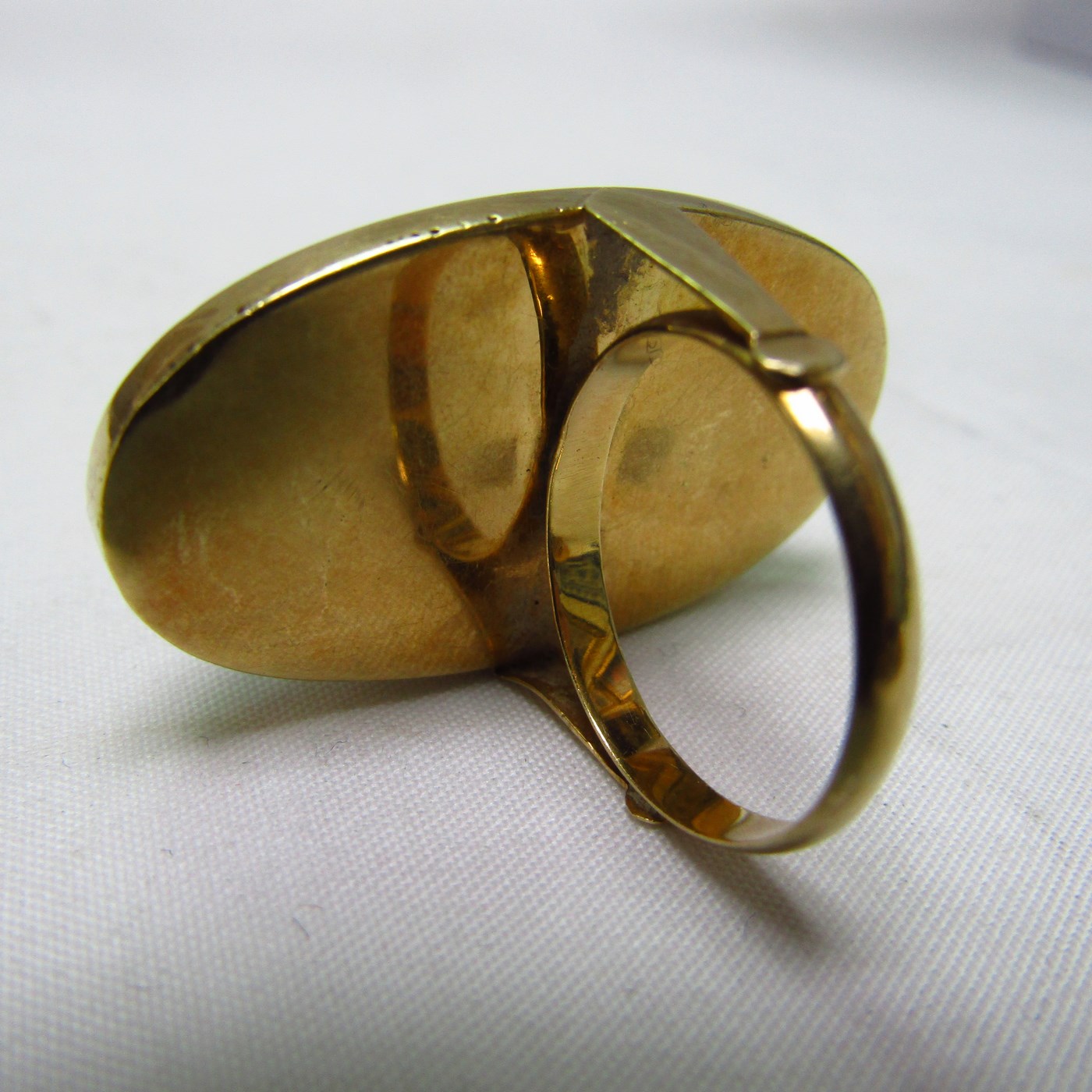 Conjunto de Sortija y Pendientes Ovales en Oro de 18k y perlas japonesas. Conjunto de Sortija y Pendientes Ovales en Oro de 18k y perlas japonesas.