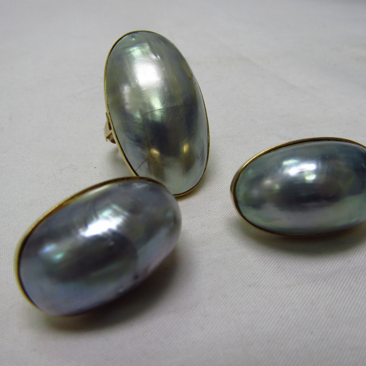 Conjunto de Sortija y Pendientes Ovales en Oro de 18k y perlas japonesas. 22 gr. Subastas
