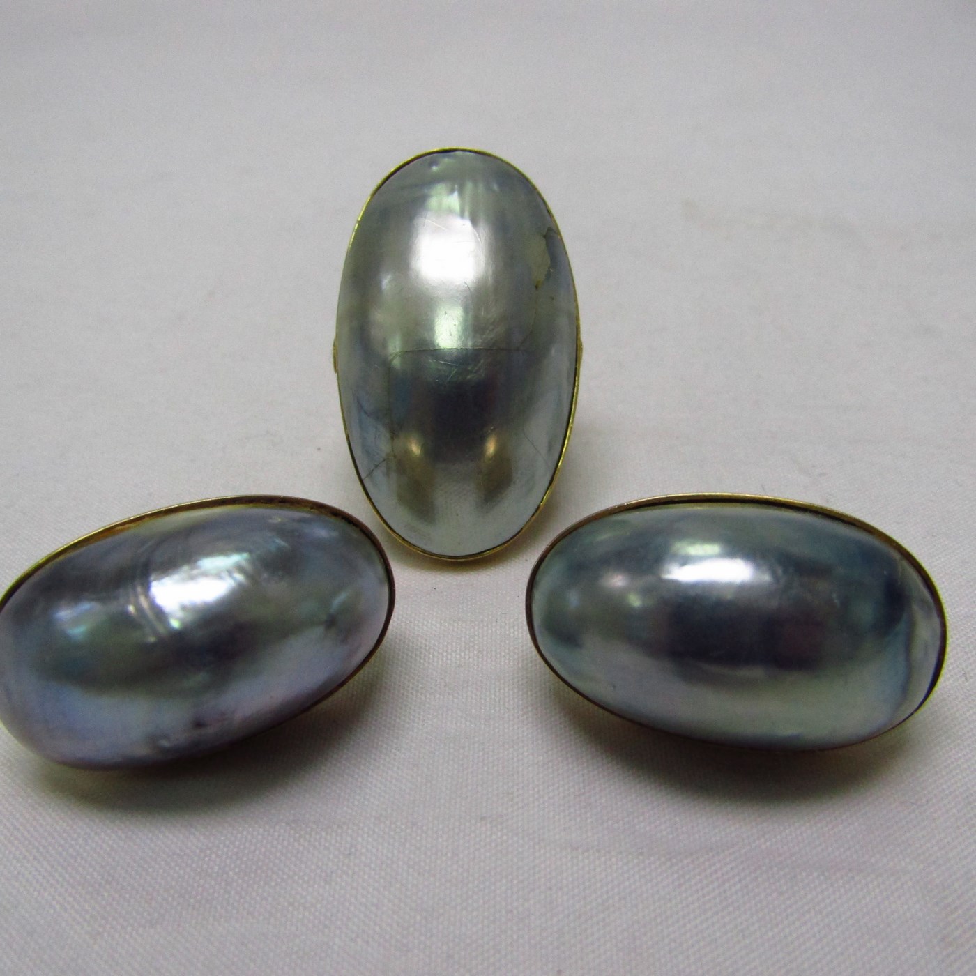 Conjunto de Sortija y Pendientes Ovales en Oro de 18k y perlas japonesas.
