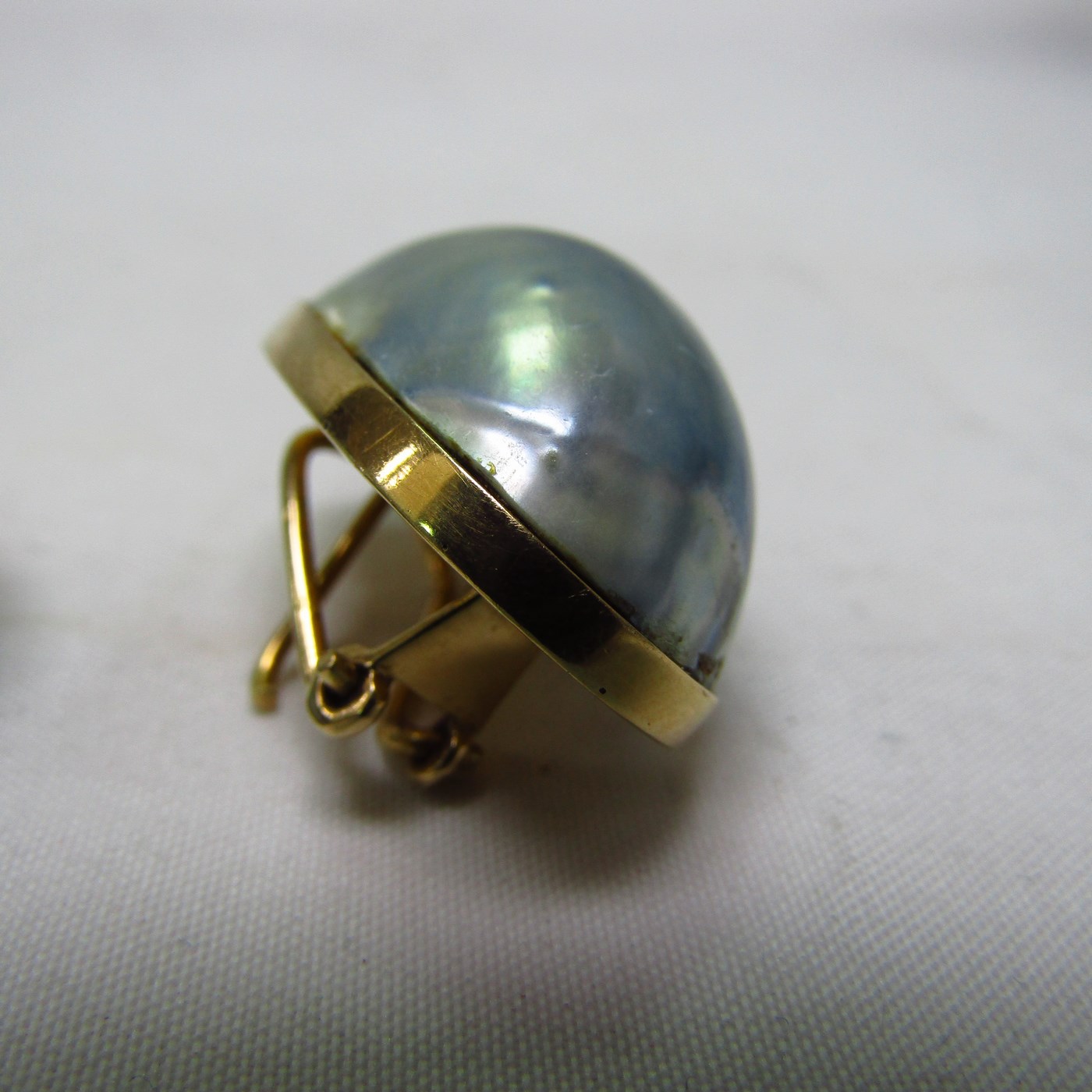 Conjunto de Sortija y Pendientes Ovales en Oro de 18k y perlas japonesas. Conjunto de Sortija y Pendientes Ovales en Oro de 18k y perlas japonesas.
