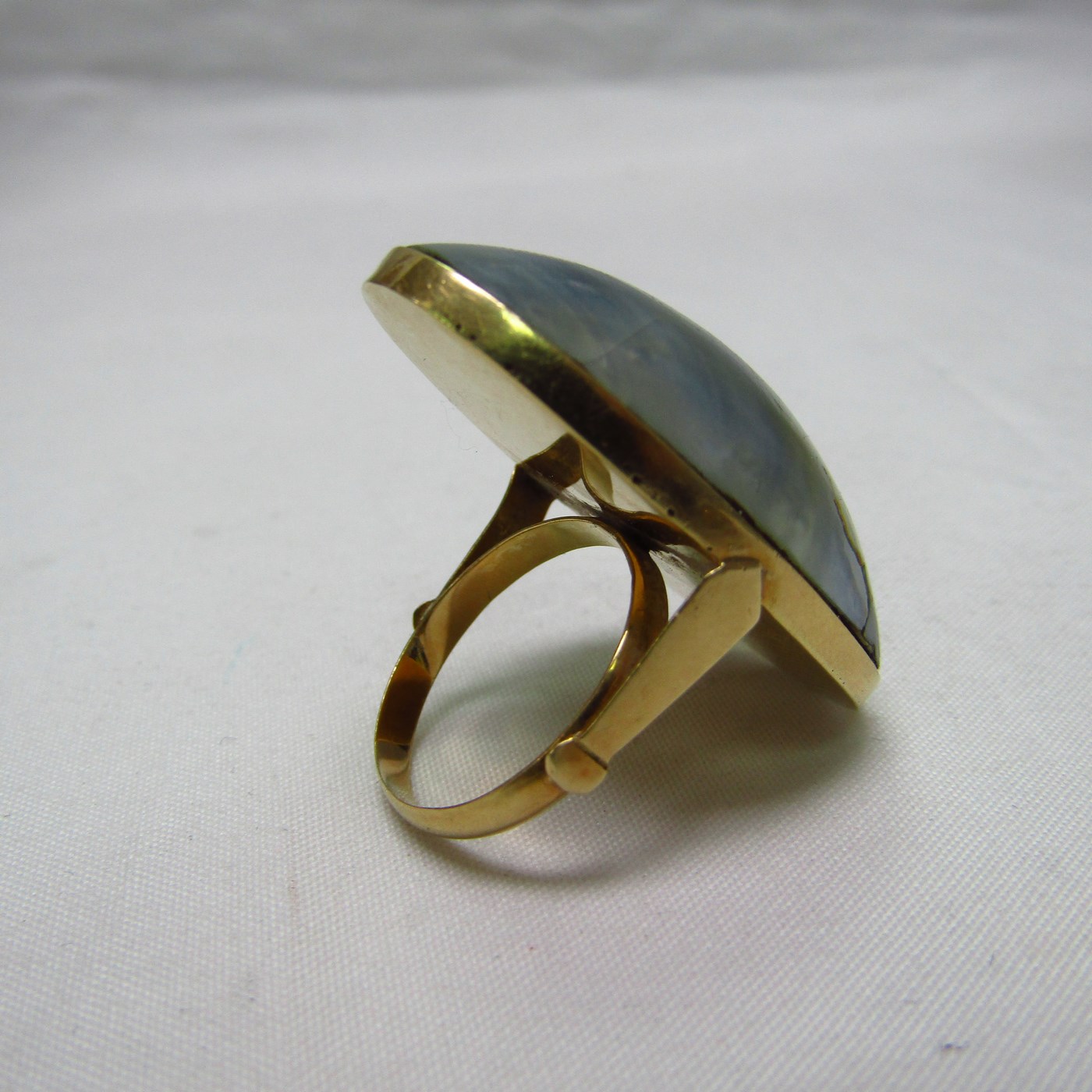 Conjunto de Sortija y Pendientes Ovales en Oro de 18k y perlas japonesas. Conjunto de Sortija y Pendientes Ovales en Oro de 18k y perlas japonesas.