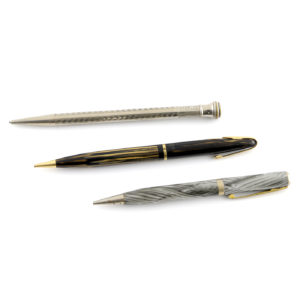 Conjunto formado por 3 lapiceros antiguos. Marcas: SHEAFFER´S, (USA), WELSHARP y otro inglés.