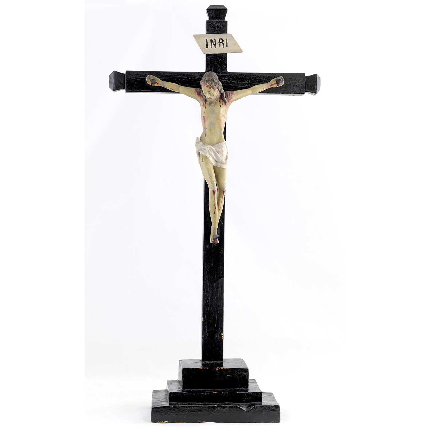 Crucificado en barro con cruz de madera. Escuela Española. Siglo XVII-XVIII.