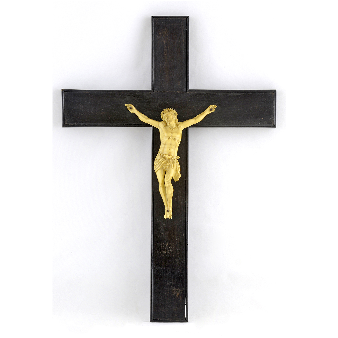 CRUCIFICADO EN SÍMIL MARFIL. SIGLO XIX.