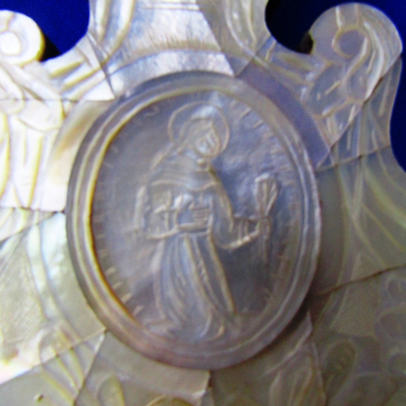 Cruz de Jerusalén de sobremesa en madera y Nácar. Siglo XIX. Cruz de Jerusalén de sobremesa en madera y Nácar. Siglo XIX.
