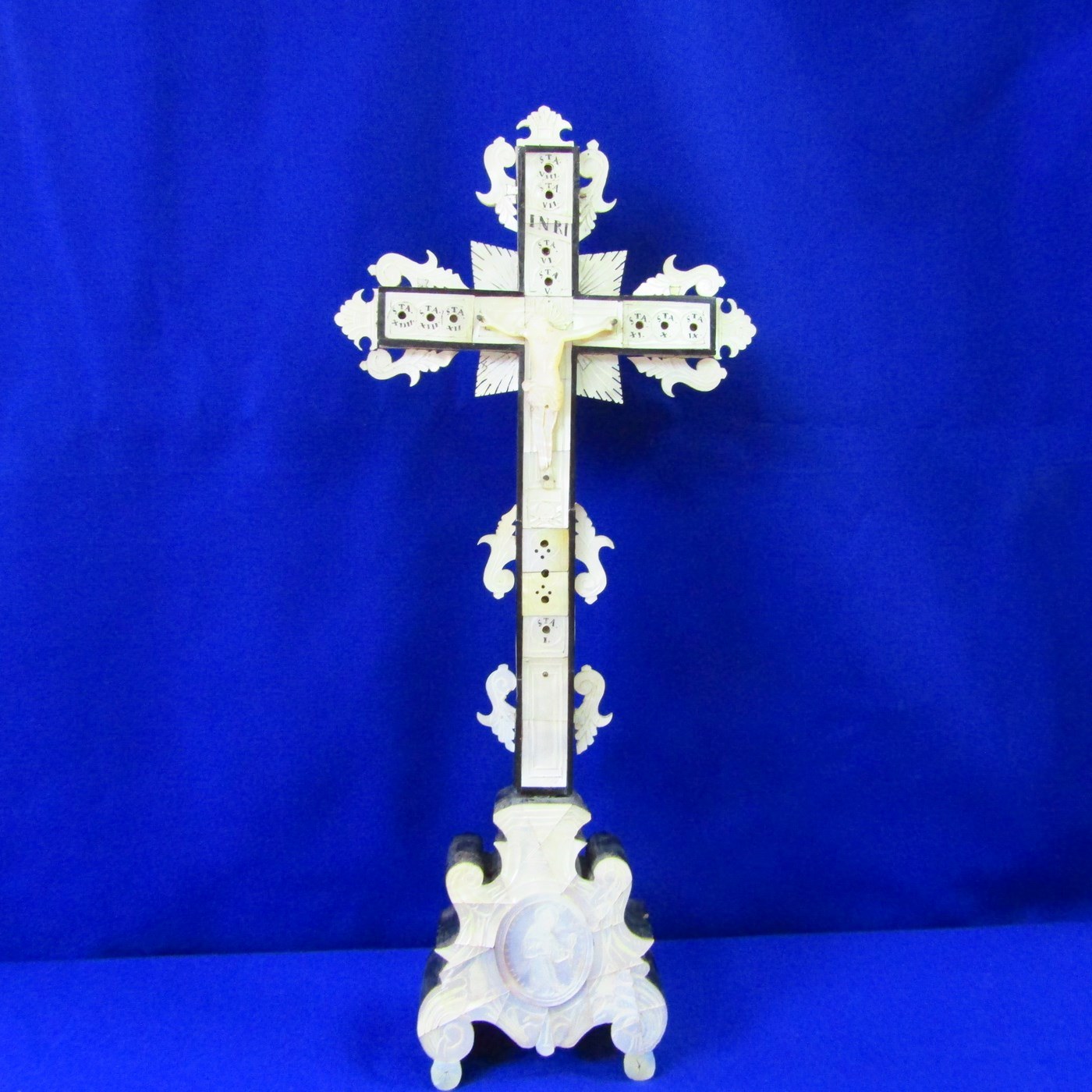Cruz de Jerusalén de sobremesa en madera y Nácar. Siglo XIX. Cruz de Jerusalén de sobremesa en madera y Nácar. Siglo XIX.