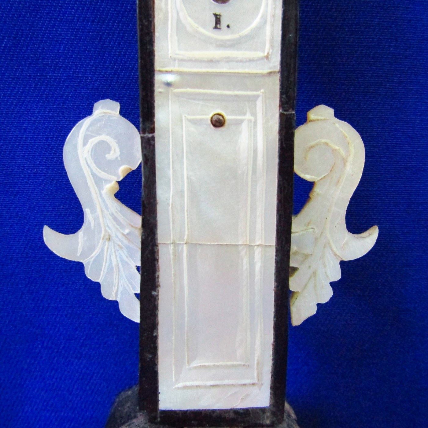 Cruz de Jerusalén de sobremesa en madera y Nácar. Siglo XIX. Cruz de Jerusalén de sobremesa en madera y Nácar. Siglo XIX.