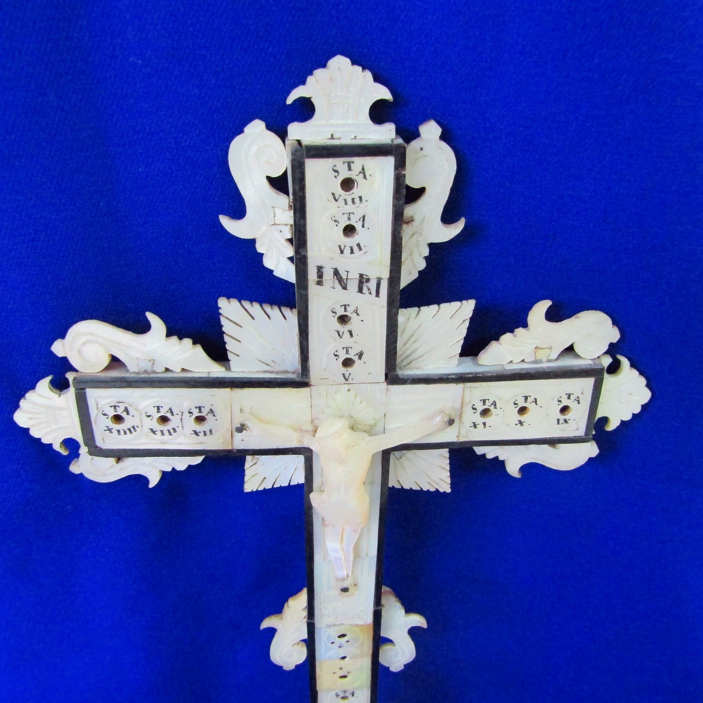 Cruz de Jerusalén de sobremesa en madera y Nácar. Siglo XIX. Cruz de Jerusalén de sobremesa en madera y Nácar. Siglo XIX.