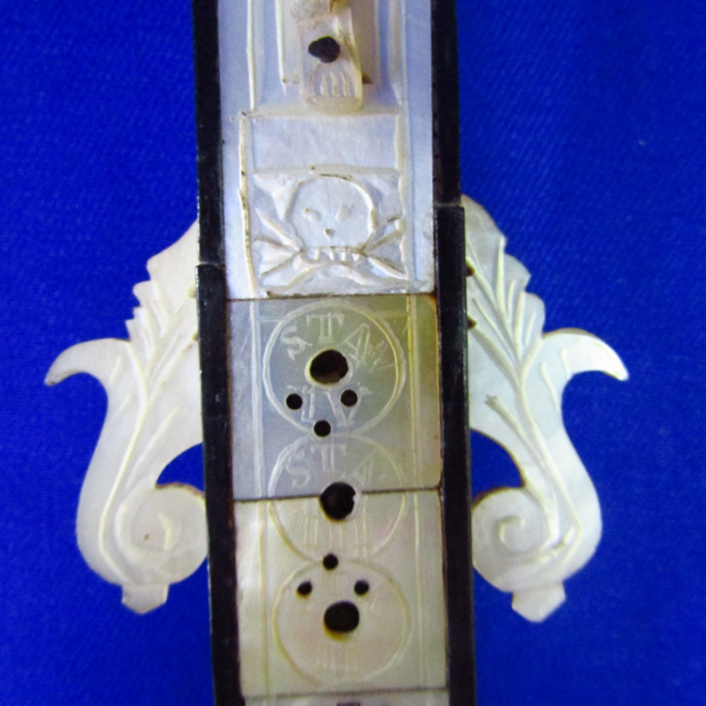 Cruz de Jerusalén de sobremesa en madera y Nácar. Siglo XIX. Cruz de Jerusalén de sobremesa en madera y Nácar. Siglo XIX.