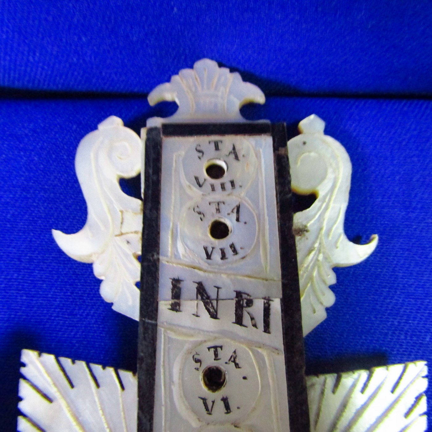 Cruz de Jerusalén de sobremesa en madera y Nácar. Siglo XIX. Cruz de Jerusalén de sobremesa en madera y Nácar. Siglo XIX.